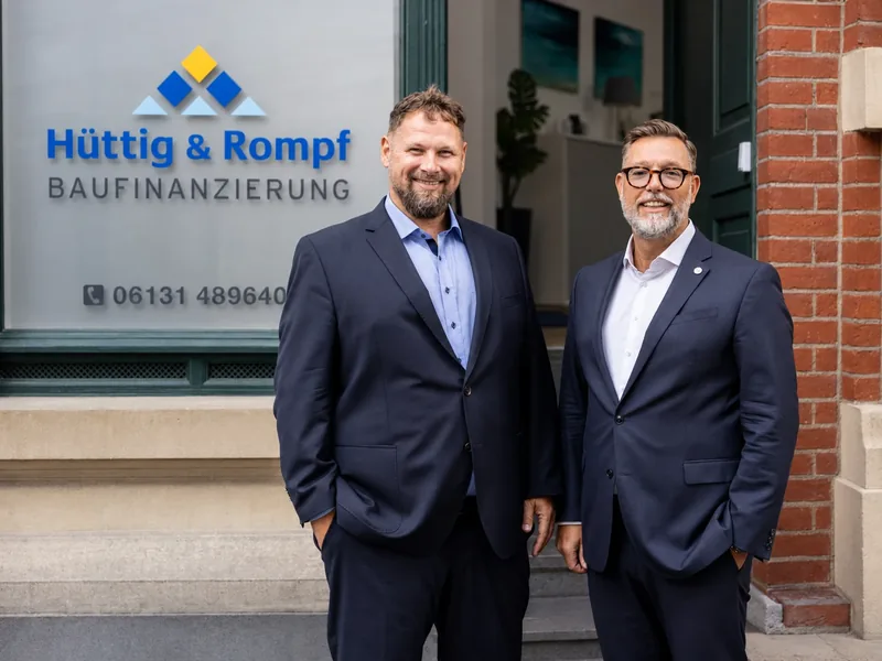 Patrick Hofrichter und Martin Reubold vor der Hüttig & Rompf Filiale in der Mainzer Altstadt
